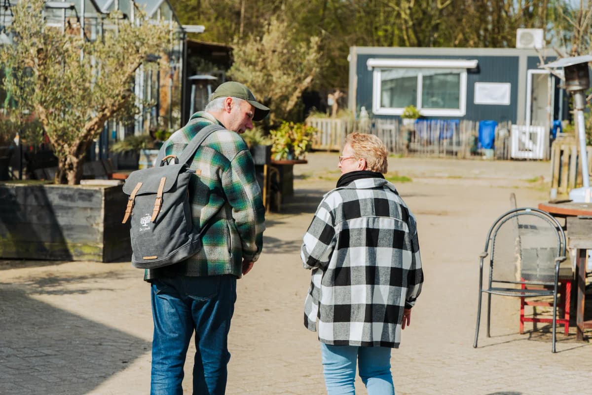 Begeleider in gesprek met cliënt