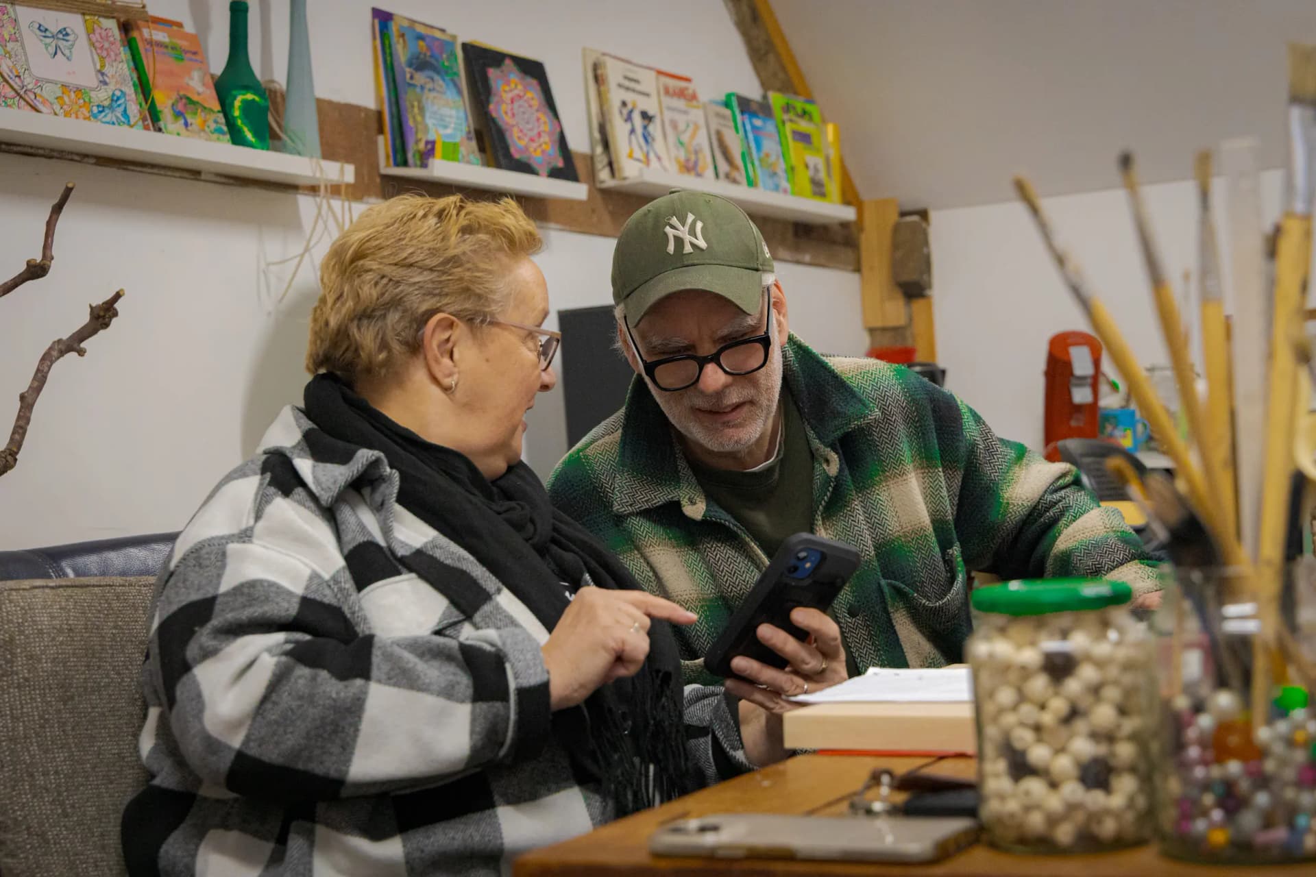 Buurtbegeleider en cliënt samen actief